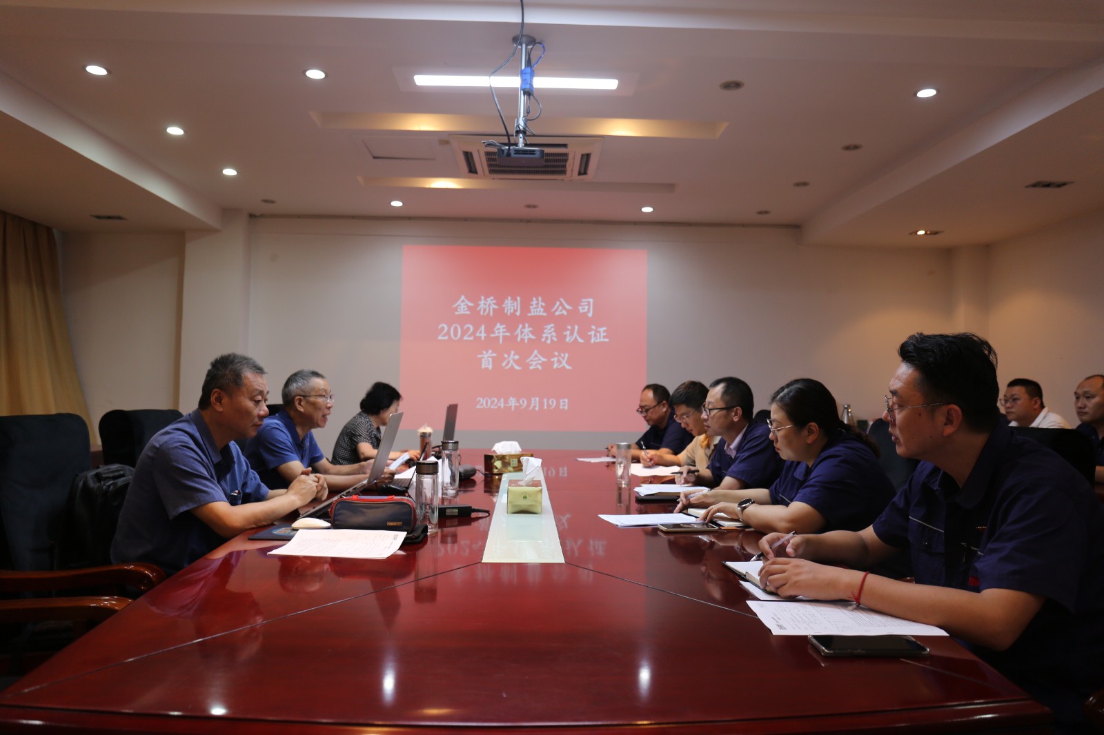 近日，金橋制鹽公司通過北京世標(biāo)認(rèn)證中心審核，給予食品安全管理體系、環(huán)境管理體系和職業(yè)健康安全管理體系認(rèn)證“保持認(rèn)證資格”的監(jiān)督審核結(jié)論，給予質(zhì)量管理體系認(rèn)證“再次注冊”的再認(rèn)證審核結(jié)論。通過審核，是對公司精細(xì)化管理成果的檢驗(yàn)，促進(jìn)公司內(nèi)控管理水平持續(xù)提升。（李曉月）